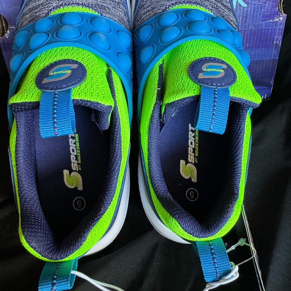 Kids Skechers size 5 new with tags no box
